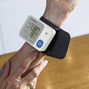 Medidor de pressão arterial de pulso automático HEM 6124 Omron