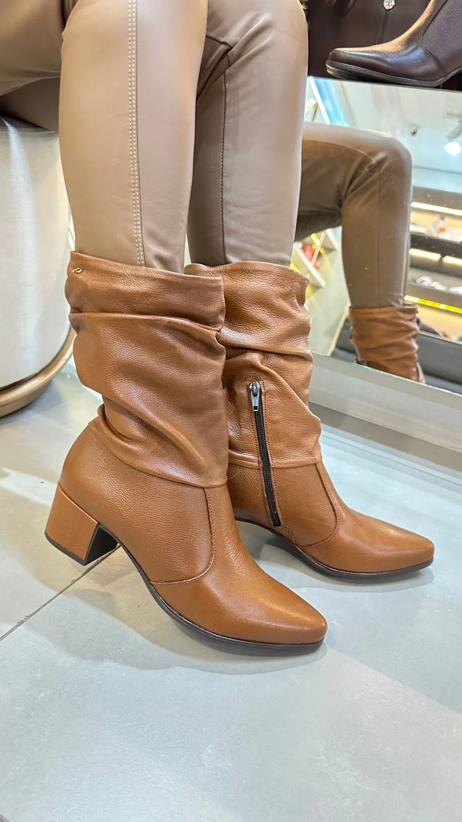 Bota Feminina Confort em Couro Pegada (Slouch)